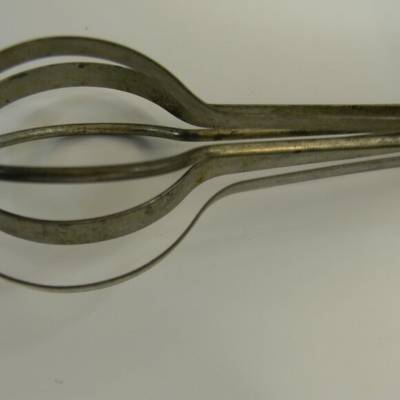 Vintage 1923 Patent A&J Hand Crank Egg Beater Green Wood Handle – Matching Wisk - Picture 6 of 8